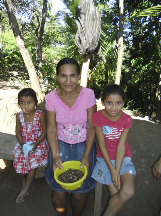 CIMG1243 Erika Vohman 2013. Woman from Tajo, Choluteca and her Maya Nut