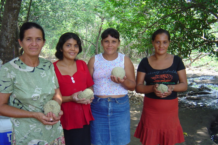 Nicaraguan women with MN masa Produced by women and youth