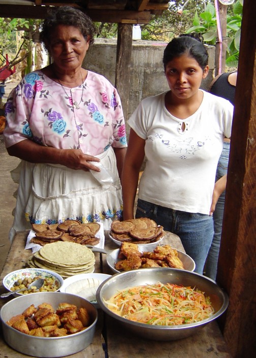 mujeres con platos